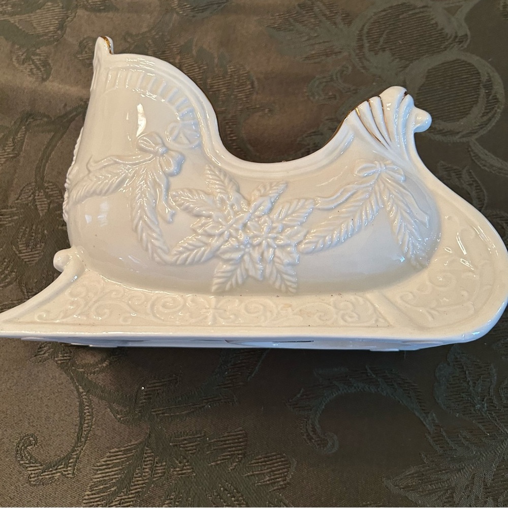 Elegant White Holiday Sleigh Decor